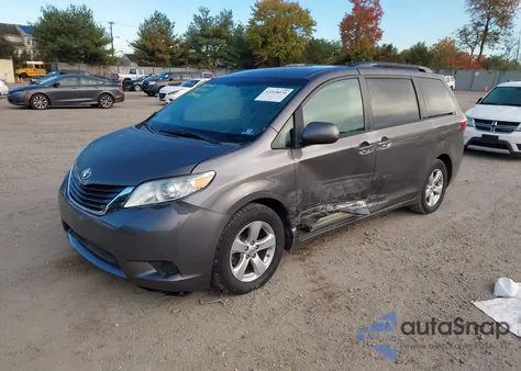 2015 Toyota Sienna Le 8 Passenger z USA, uszkodzony, nr VIN 5TDKK3DC5FS690469
